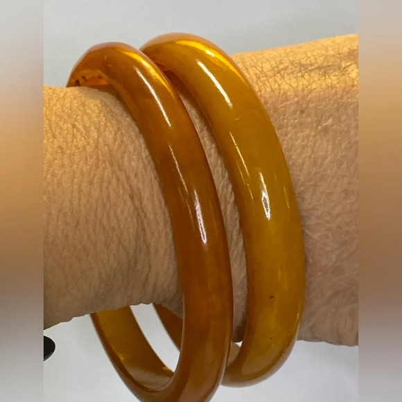 PAIR OF VINTAGE BAKELITE BANGLE BRACELETS - Picture 1 of 13